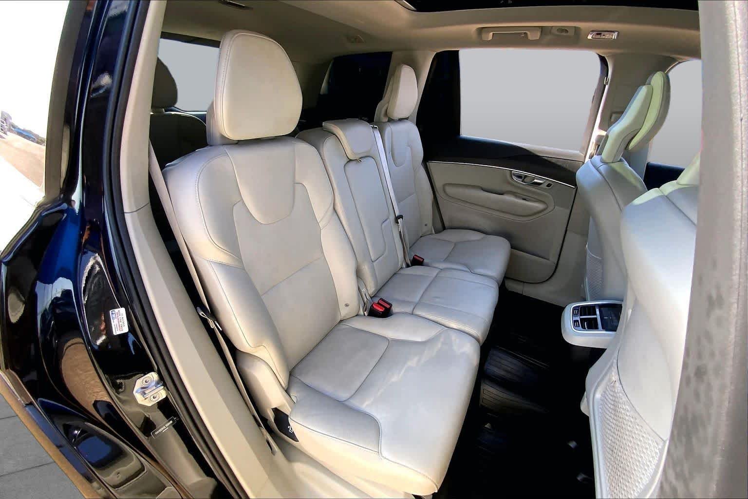 Used 2020 Onyx Black Metallic Volvo Momentum image 21
