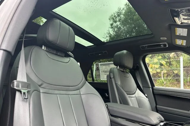 New 2026 Santorini Black Land Rover Dynamic SE image 15