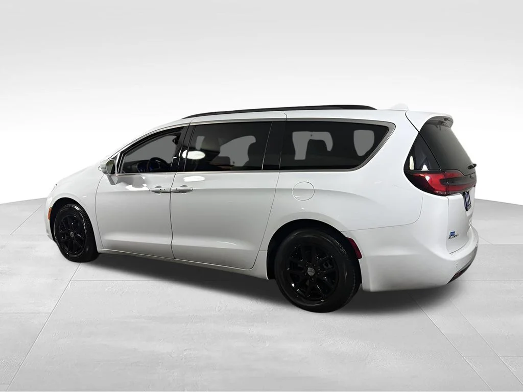 Used 2022 White Chrysler Touring L image 5
