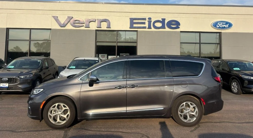 2023 Chrysler Pacifica Limited's photo