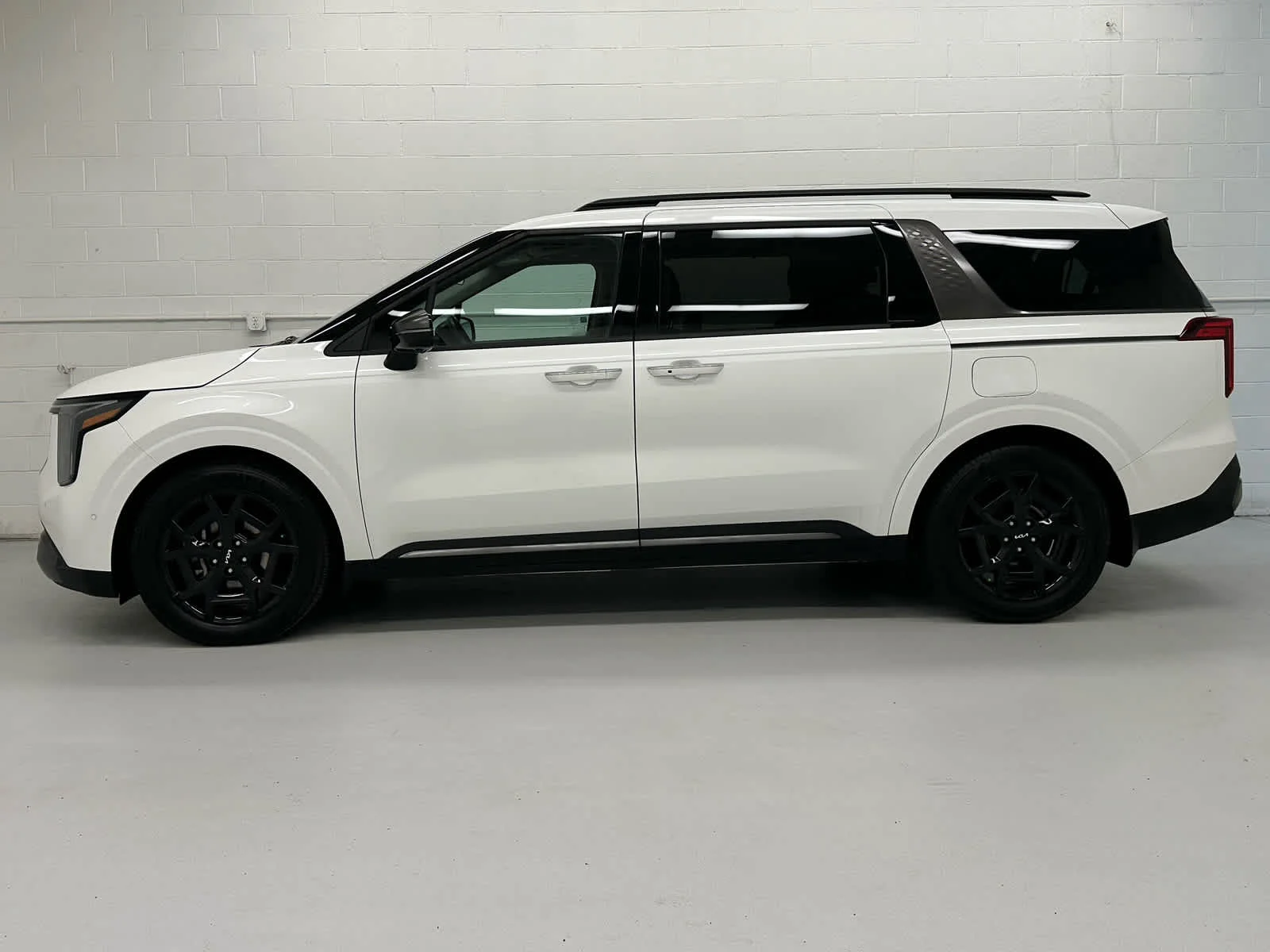 Used 2025 Snow White Pearl Kia SX image 3