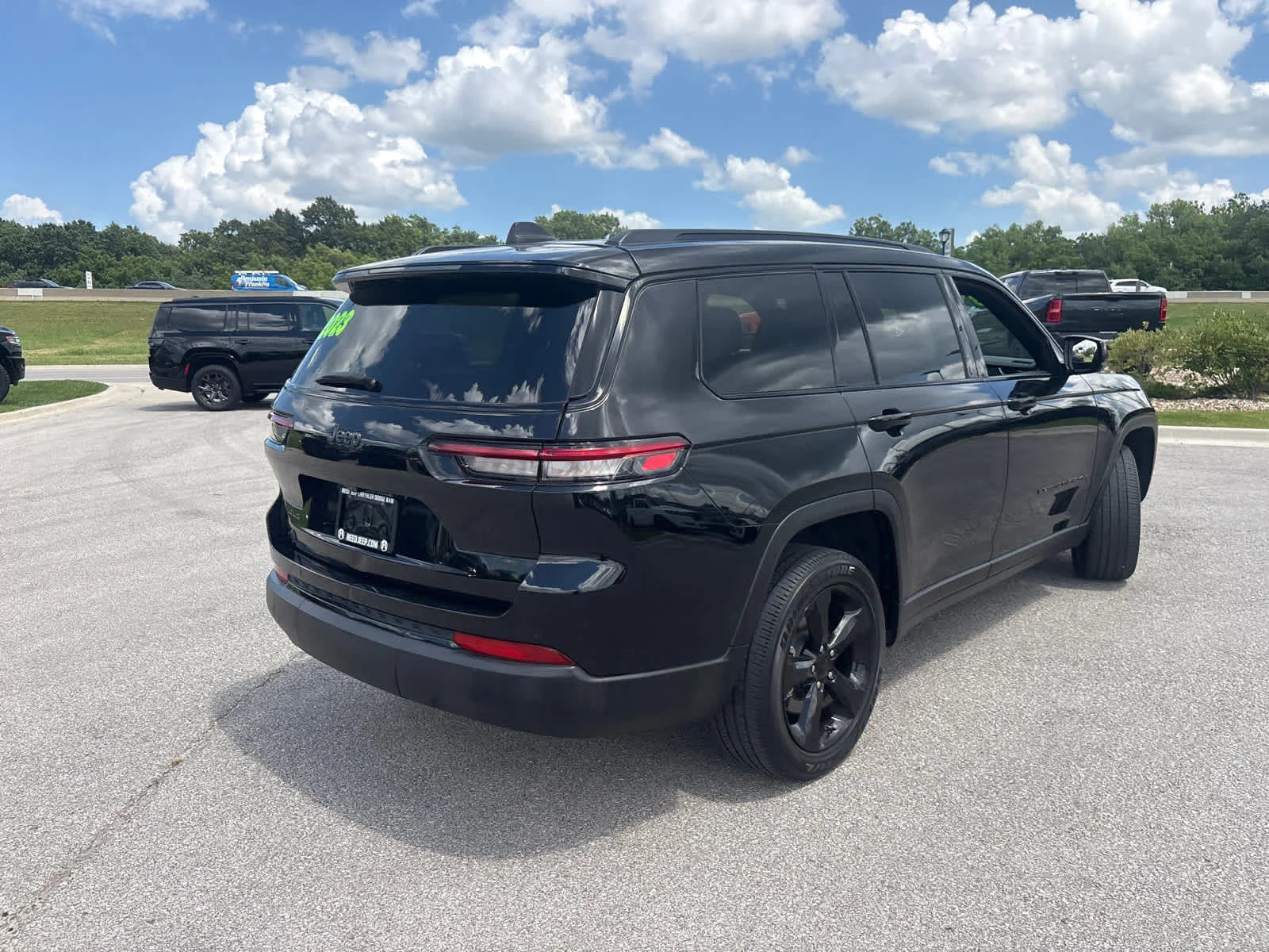 Used 2023 Diamond Black Crystal Pearlcoat Jeep Altitude X image 10