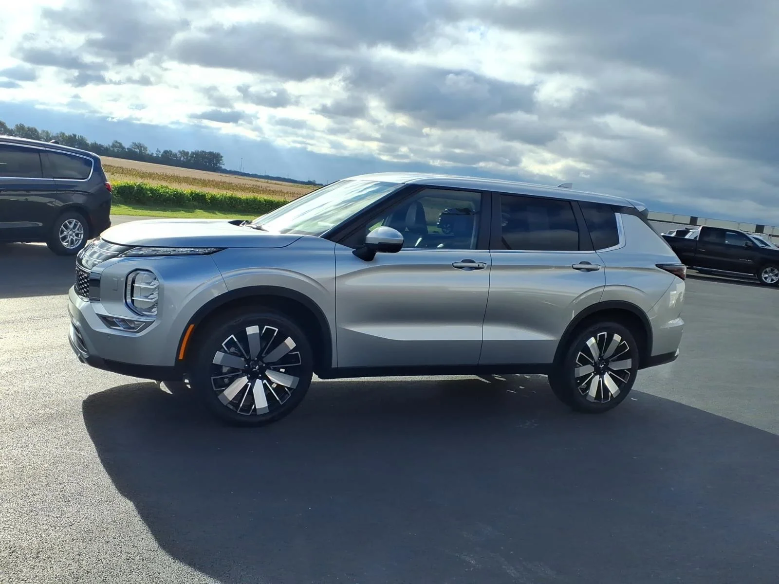 Used 2025 Alloy Silver Metallic Mitsubishi SE image 13
