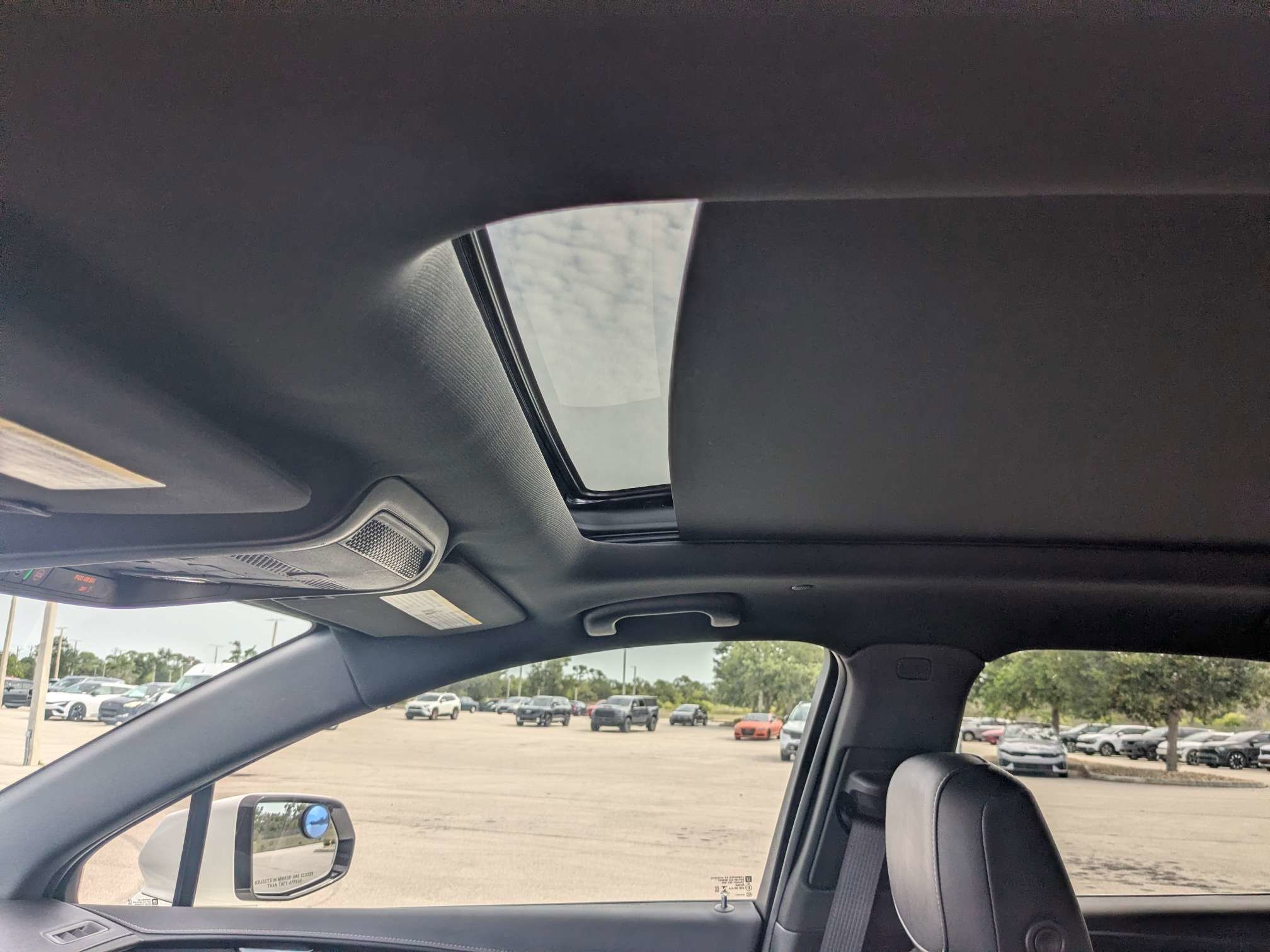 Used 2022 Mary Kay Pearl Tri-Coat Cadillac FWD Premium Luxury image 26