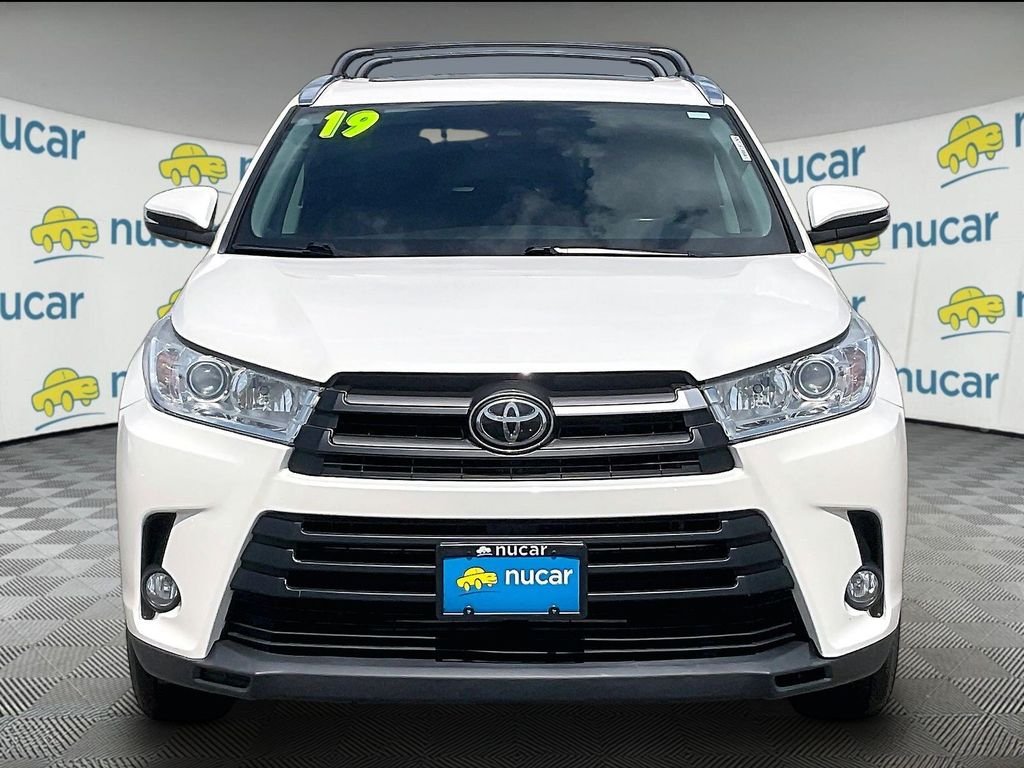 Used 2019 Blizzard Pearl Toyota XLE image 2