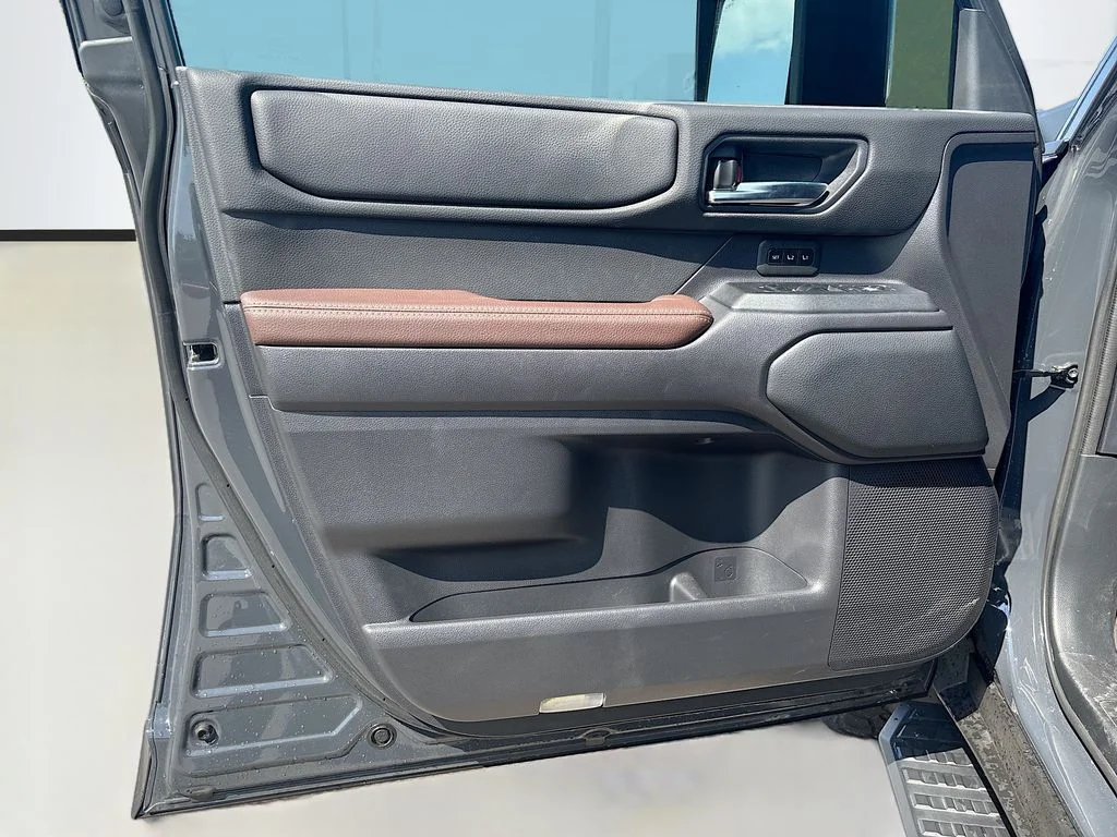 Used 2025  Toyota Base image 32