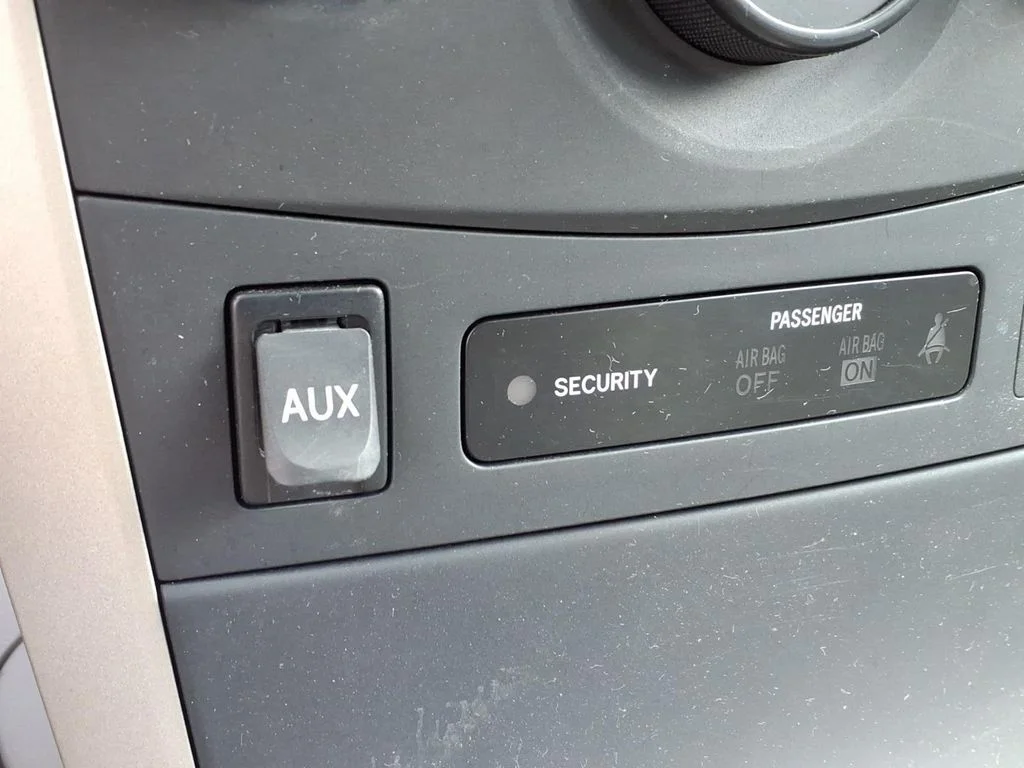 Used 2010 Silver Toyota LE image 13
