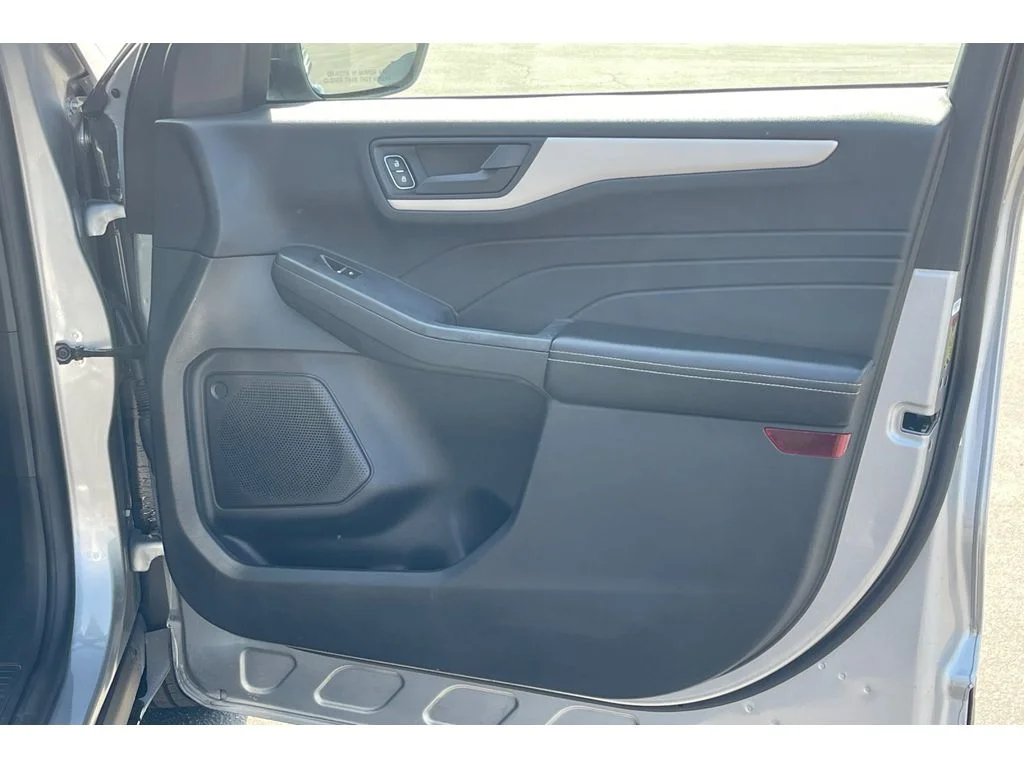Used 2022 ICONIC SILVER Ford SE image 21