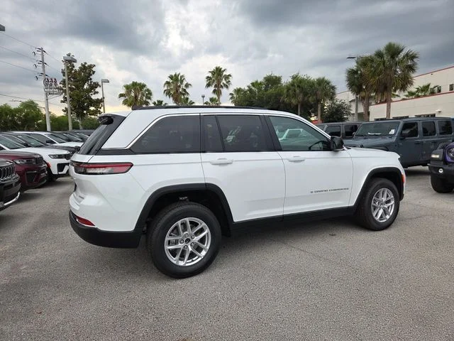 New 2026 Bright White Clear-Coat Exterior Paint Jeep Laredo X image 12