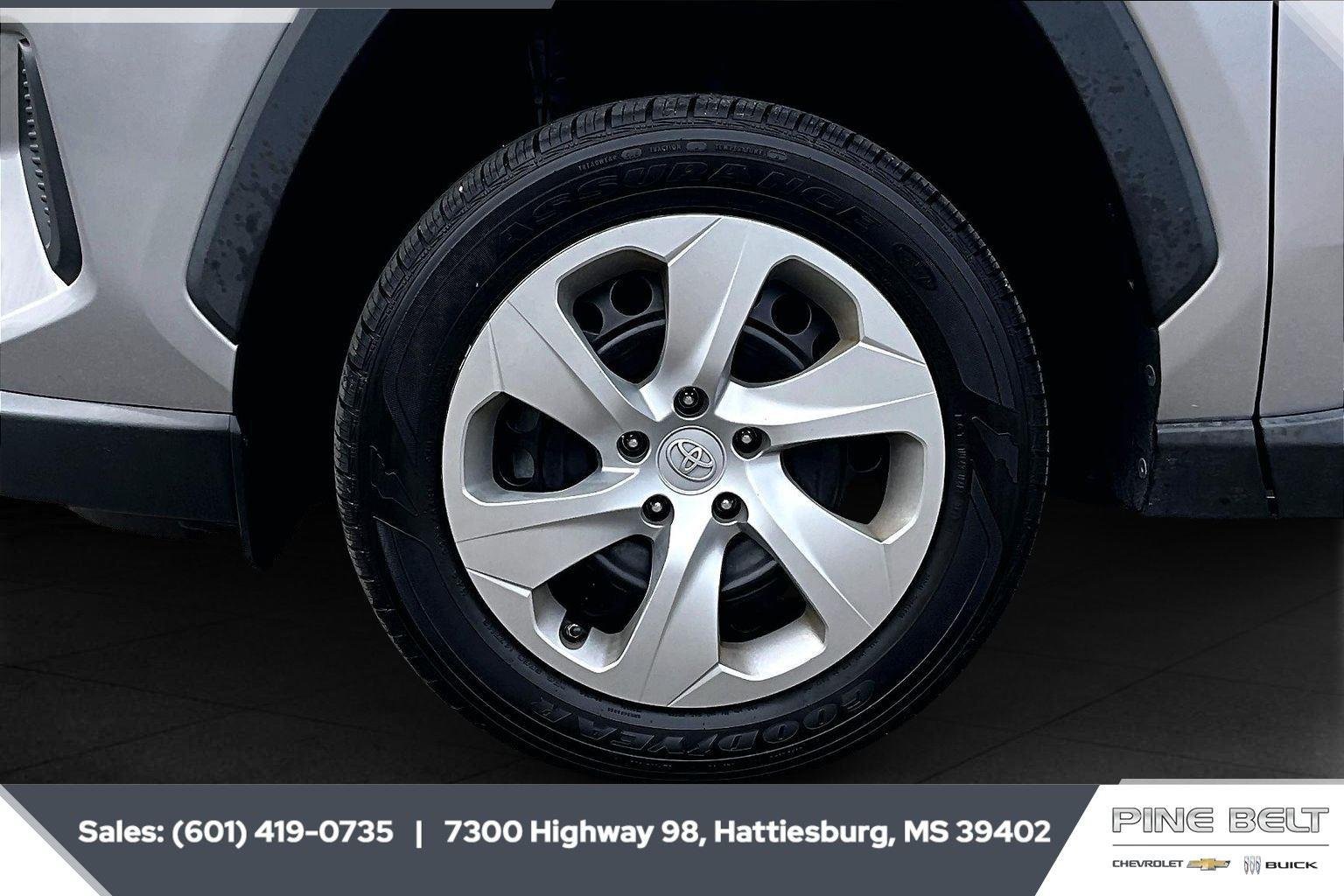 2022 Toyota RAV4 LE - Photo 7