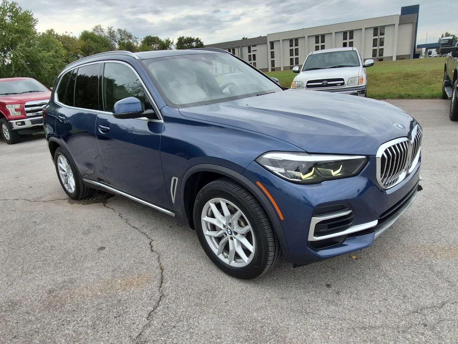 Used 2023 BLUE BMW  image 7