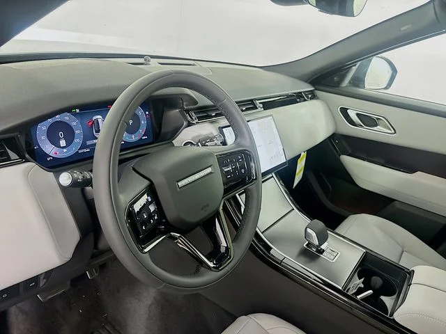 Used 2026  Land Rover Dynamic SE image 9