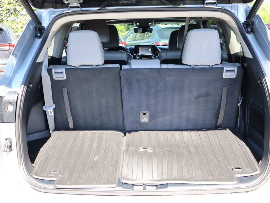 Used 2022 Silver Toyota XLE image 16