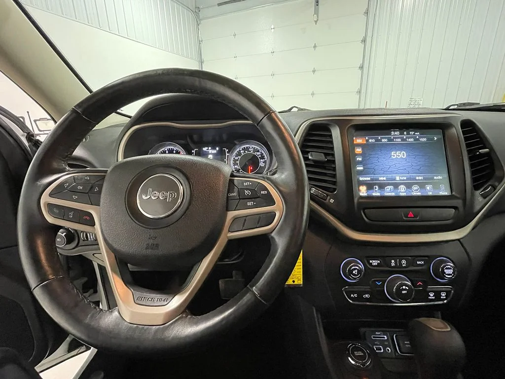 Used 2017 White Jeep Latitude image 34