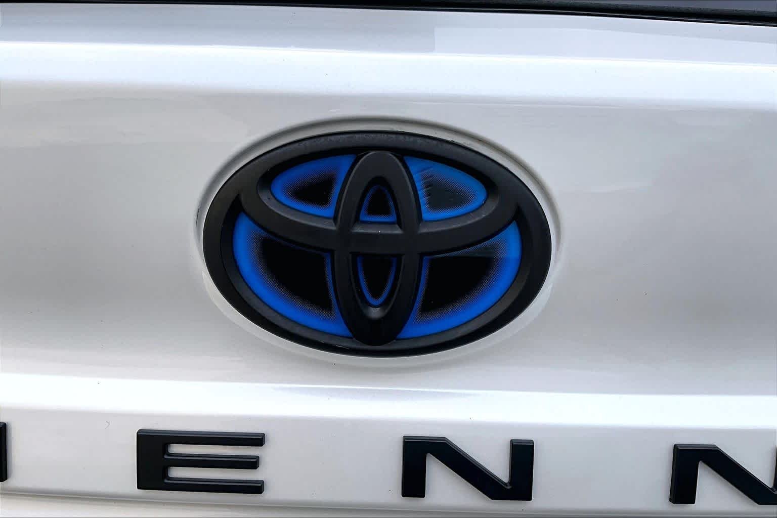 Used 2025 Wind Chill Pearl Toyota XLE image 31