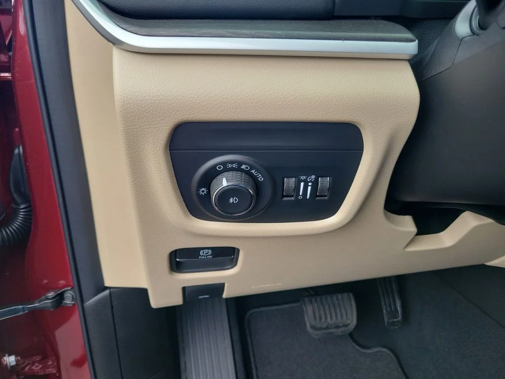 New 2026 Velvet Red Pearl-Coat Exterior Paint Jeep Limited image 11