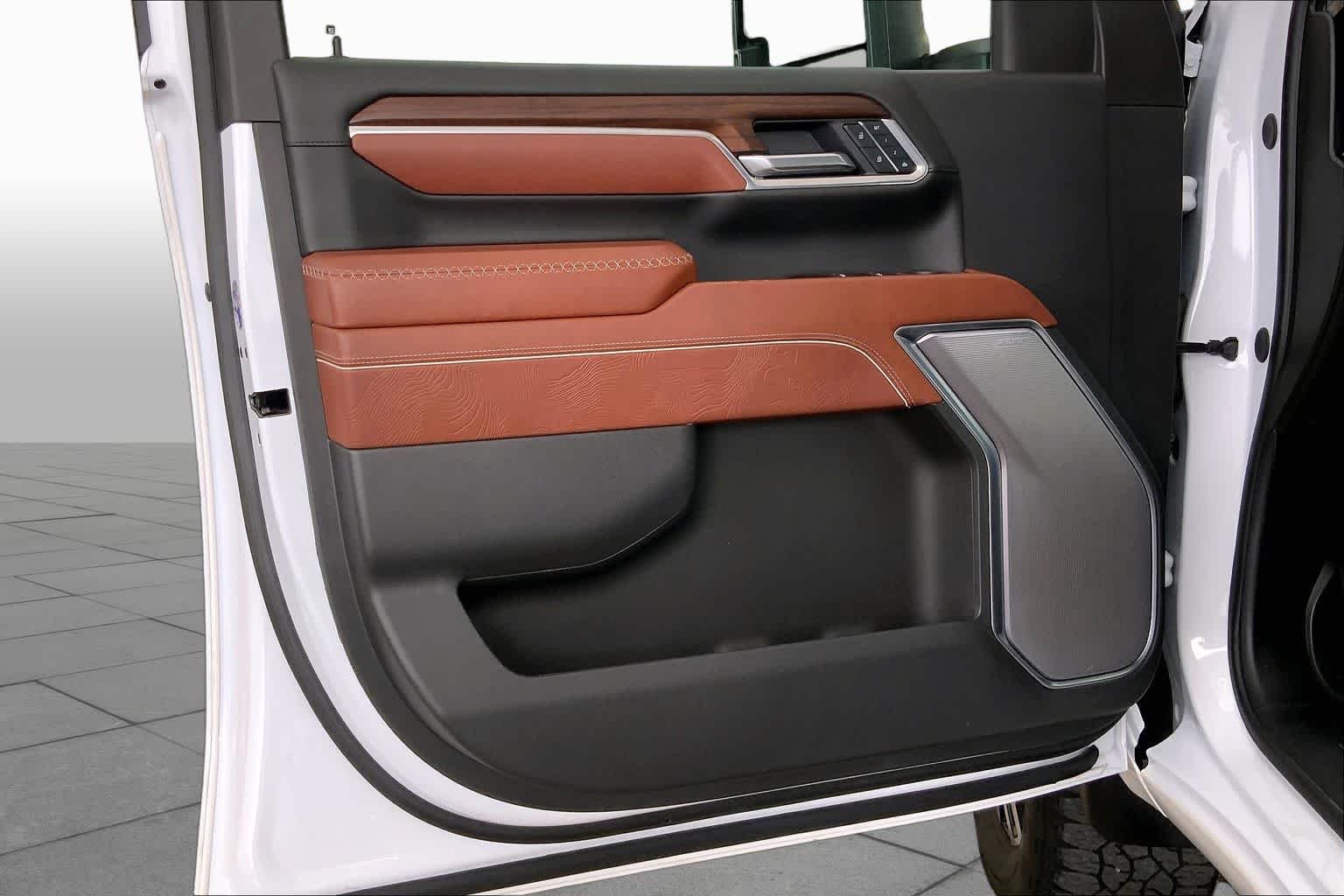 Used 2025 White Frost Tricoat GMC Denali Ultimate image 22