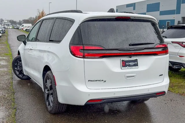 New 2026 Bright White Clear-Coat Exterior Paint Chrysler Select image 9