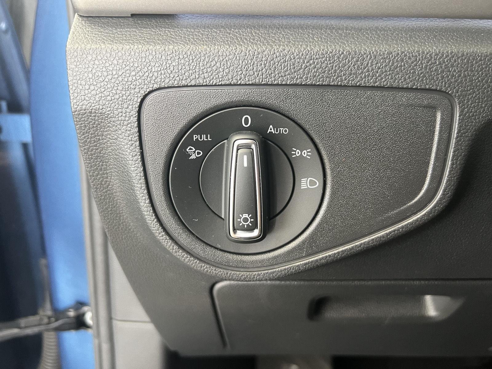 Used 2021 Pacific Blue Metallic Volkswagen 3.6L V6 SEL Premium image 14