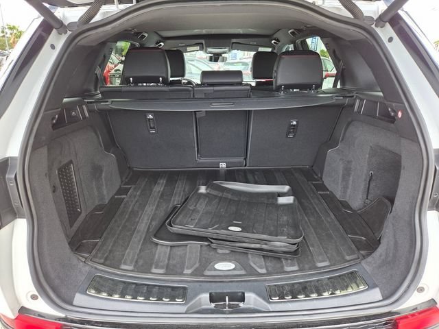 Used 2023 White Land Rover SE R-Dynamic image 13