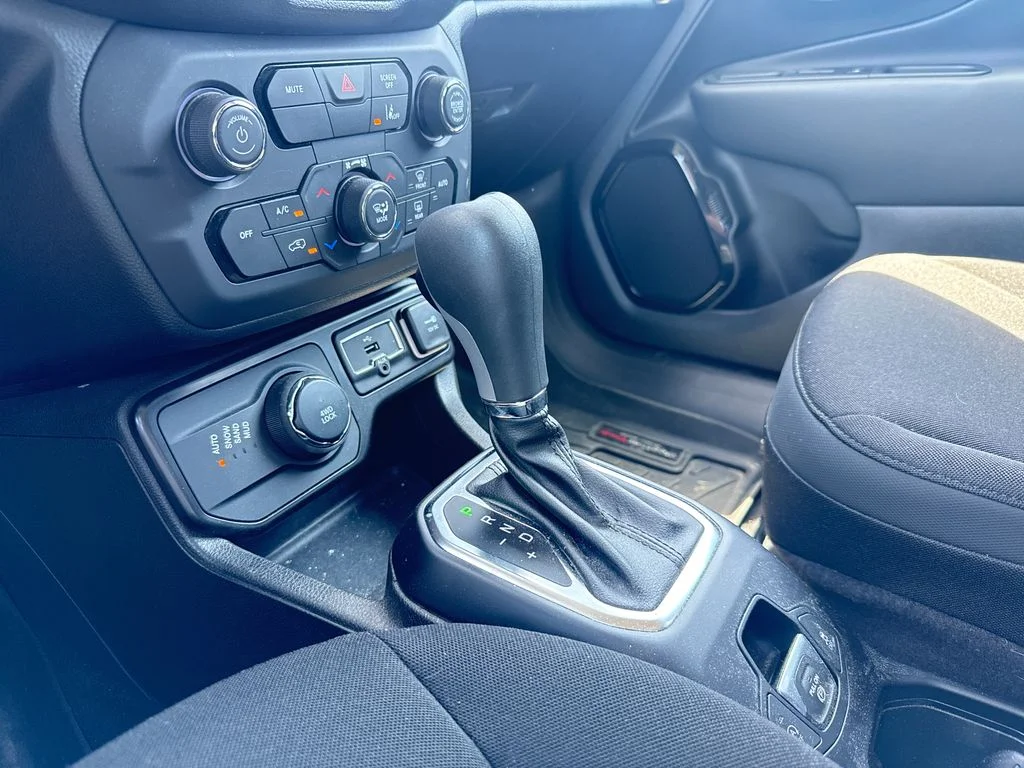 Used 2023 Gray Jeep Altitude image 21