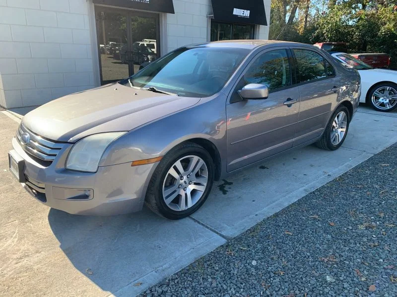 Used 2007 Gray Ford SE Sedan 4D image 4