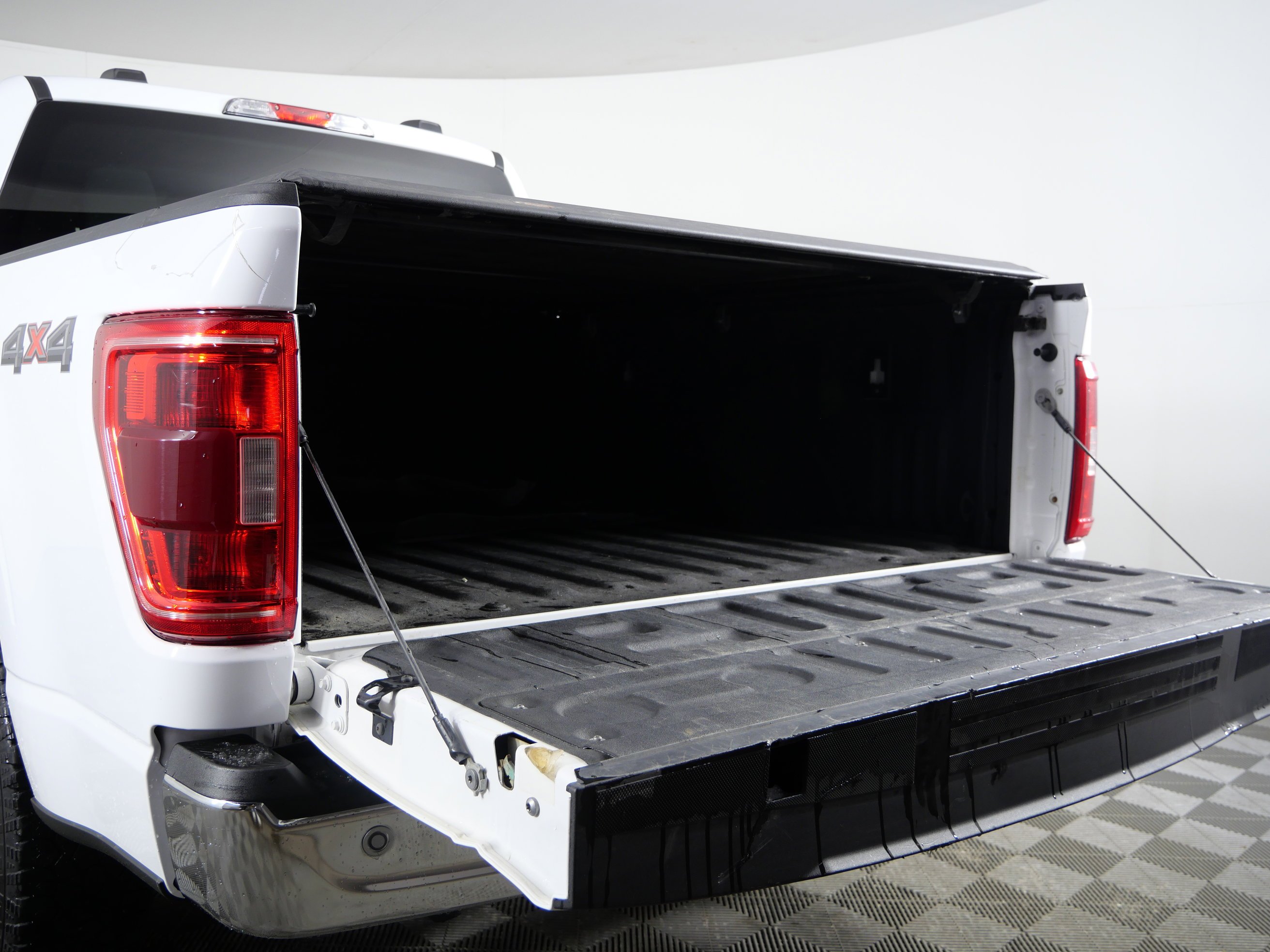 Used 2022 Oxford White Ford XLT image 19
