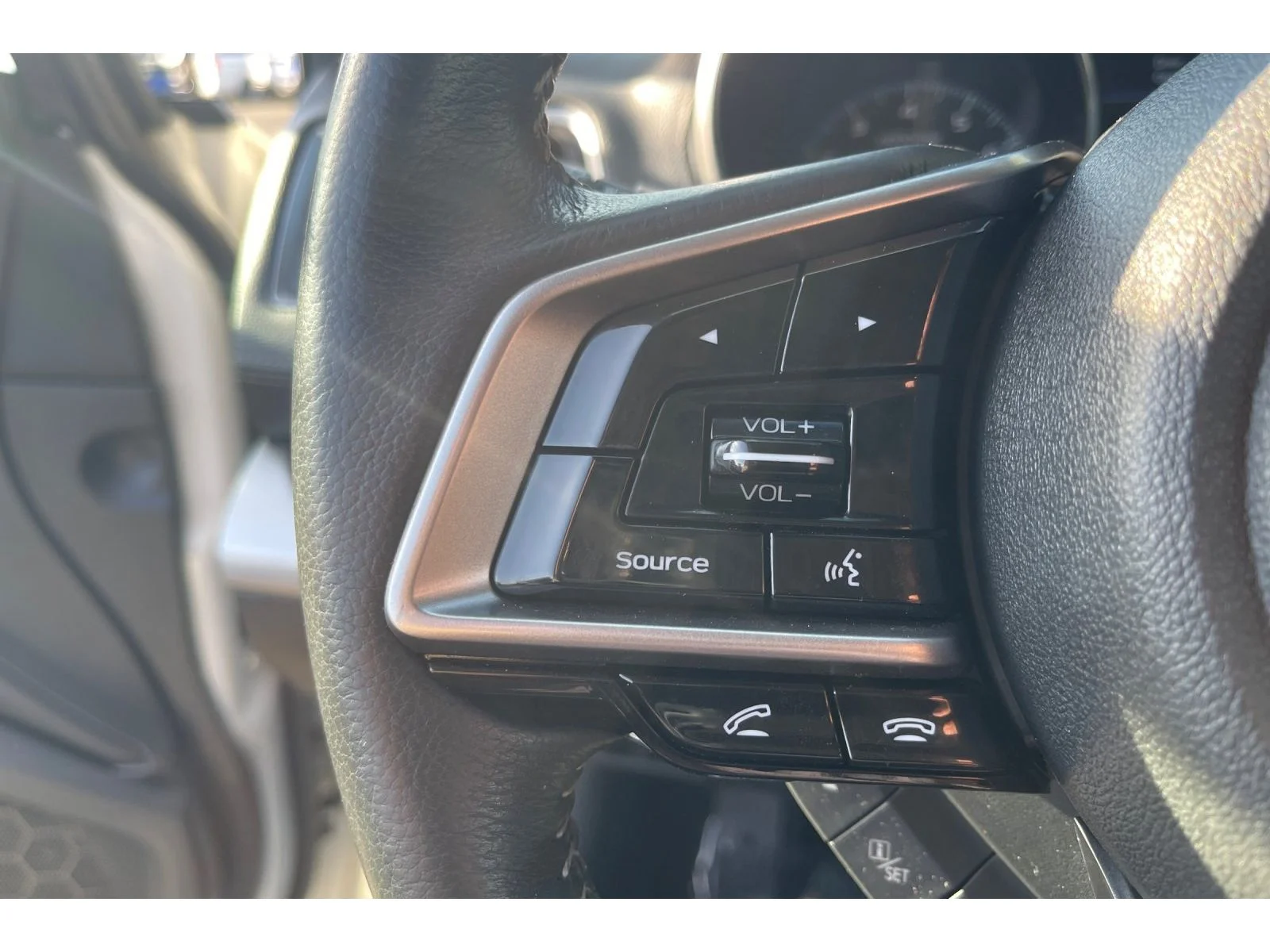 Used 2018 CRYSTAL WHITE PEA Subaru Limited image 32