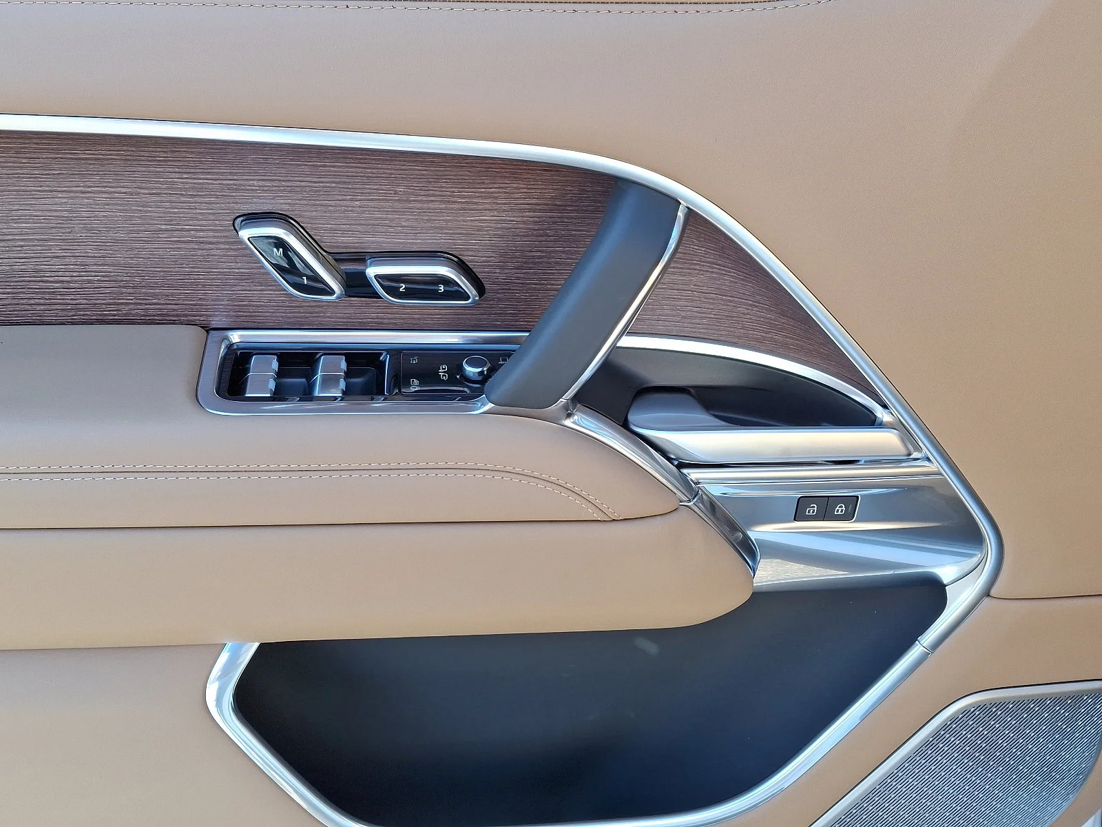 New 2025 Fuji White - 1AA Land Rover Autobiography image 13