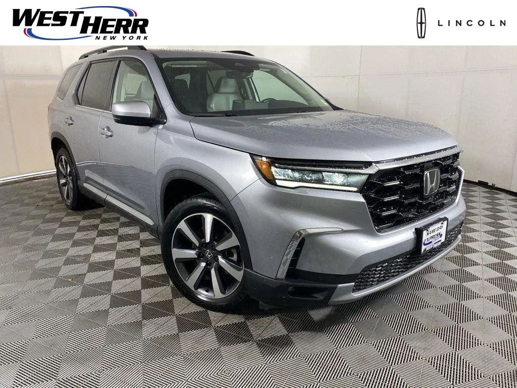 Used 2023 Lunar Silver Metallic Honda Touring image 1