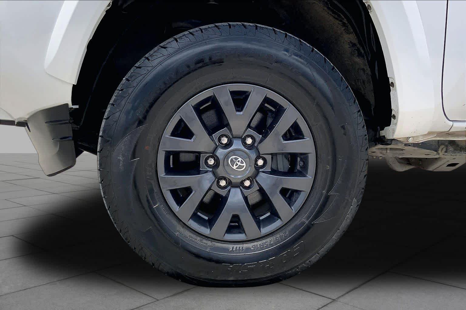 Used 2022 White Toyota SR5 image 11