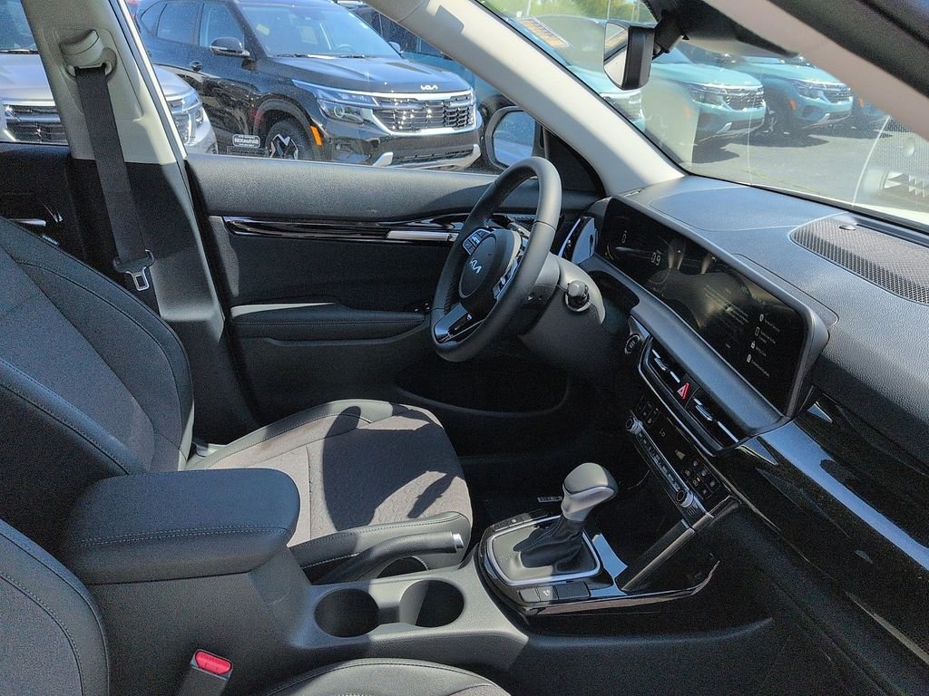 New 2026 Clear White / Black Roof Kia S image 7