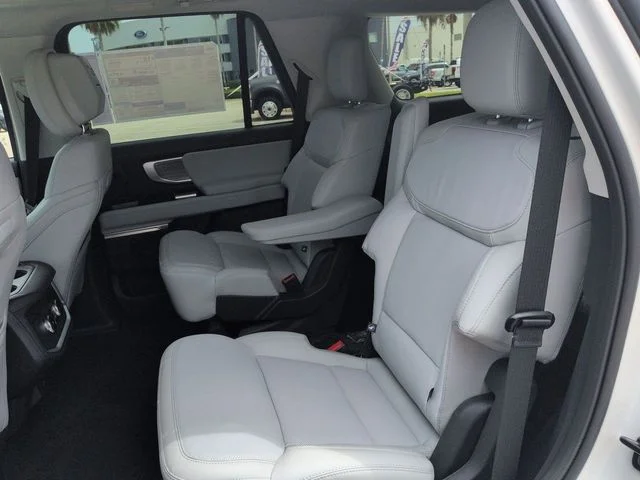 New 2026 Star White Metallic Tri-Coat Ford Platinum® image 14