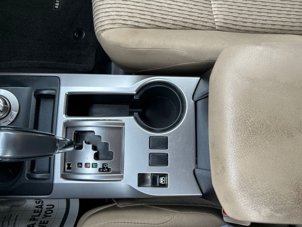 Used 2014 White Toyota SR5 image 23