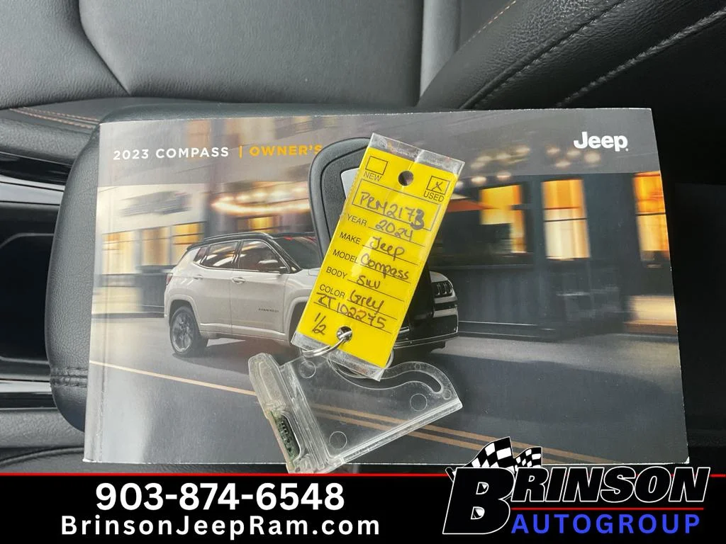 Used 2023 Grey Jeep Limited image 33