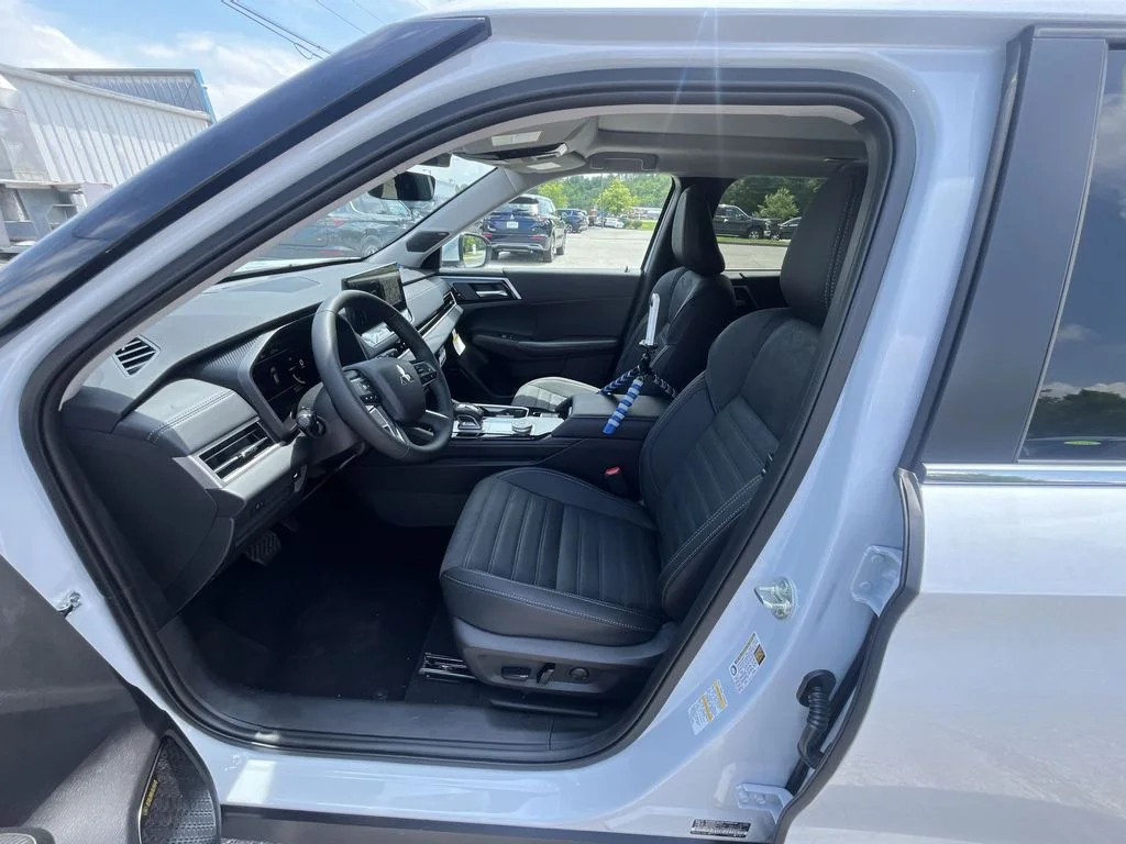 Used 2025 White Mitsubishi SE image 11