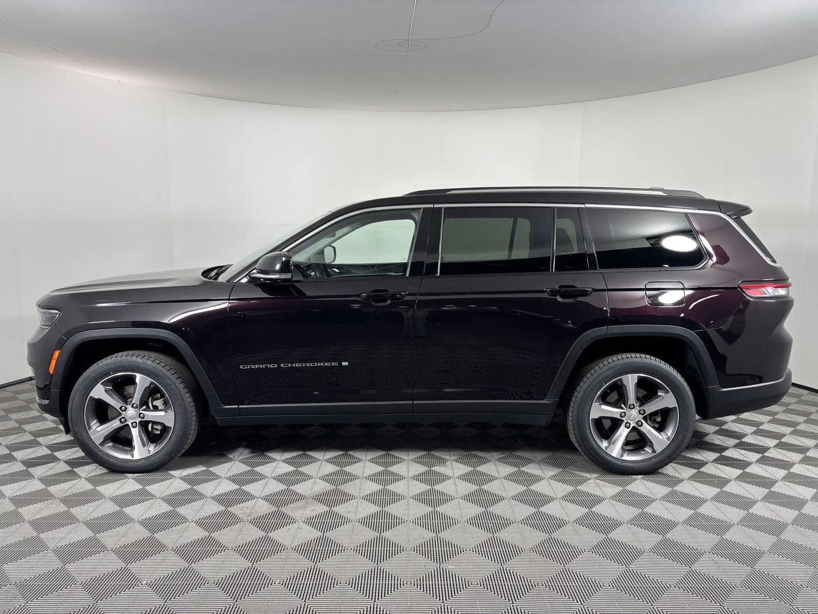 Used 2023 Ember Pearlcoat Jeep Limited image 2