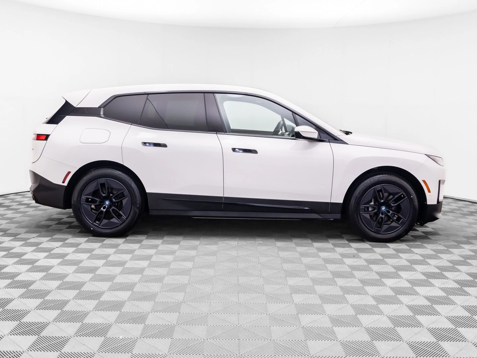 Used 2024 White BMW xDrive50 image 6