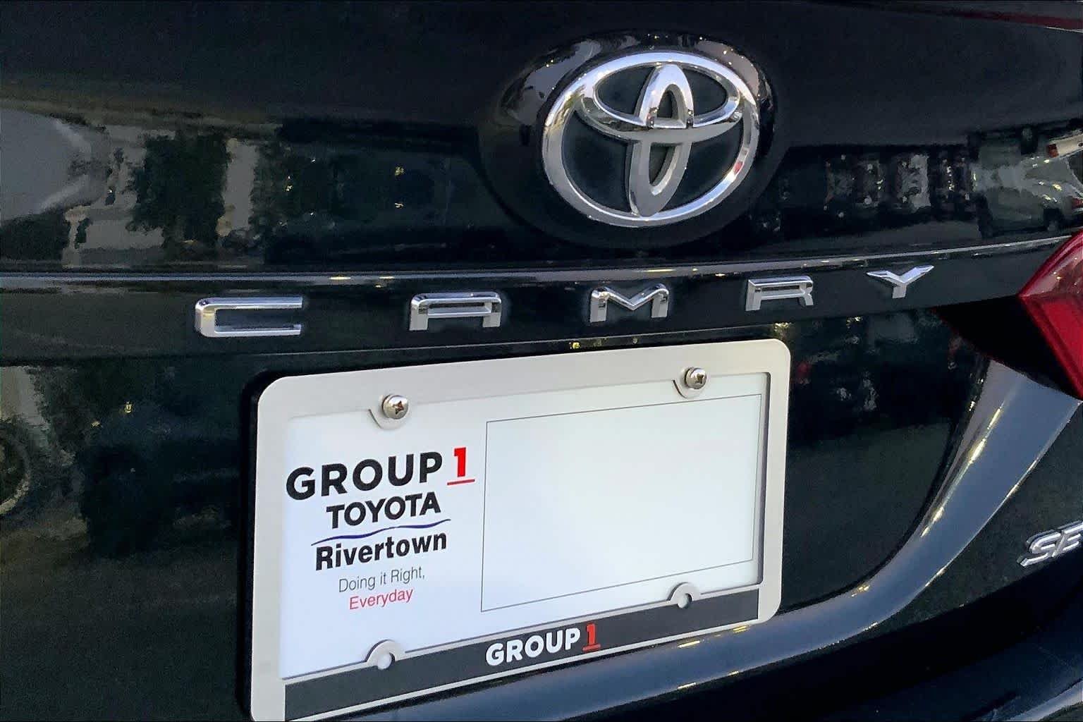 Used 2021 Midnight Black Metallic Toyota SE image 27