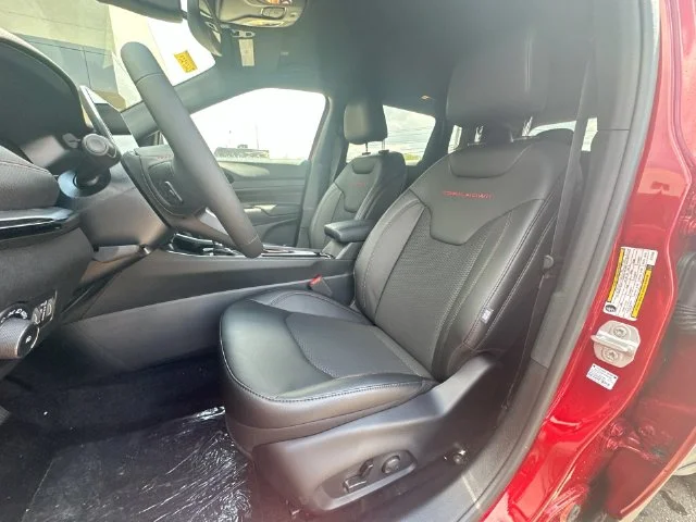 New 2026 Red Hot Pearl-Coat Exterior Paint Jeep Trailhawk image 14