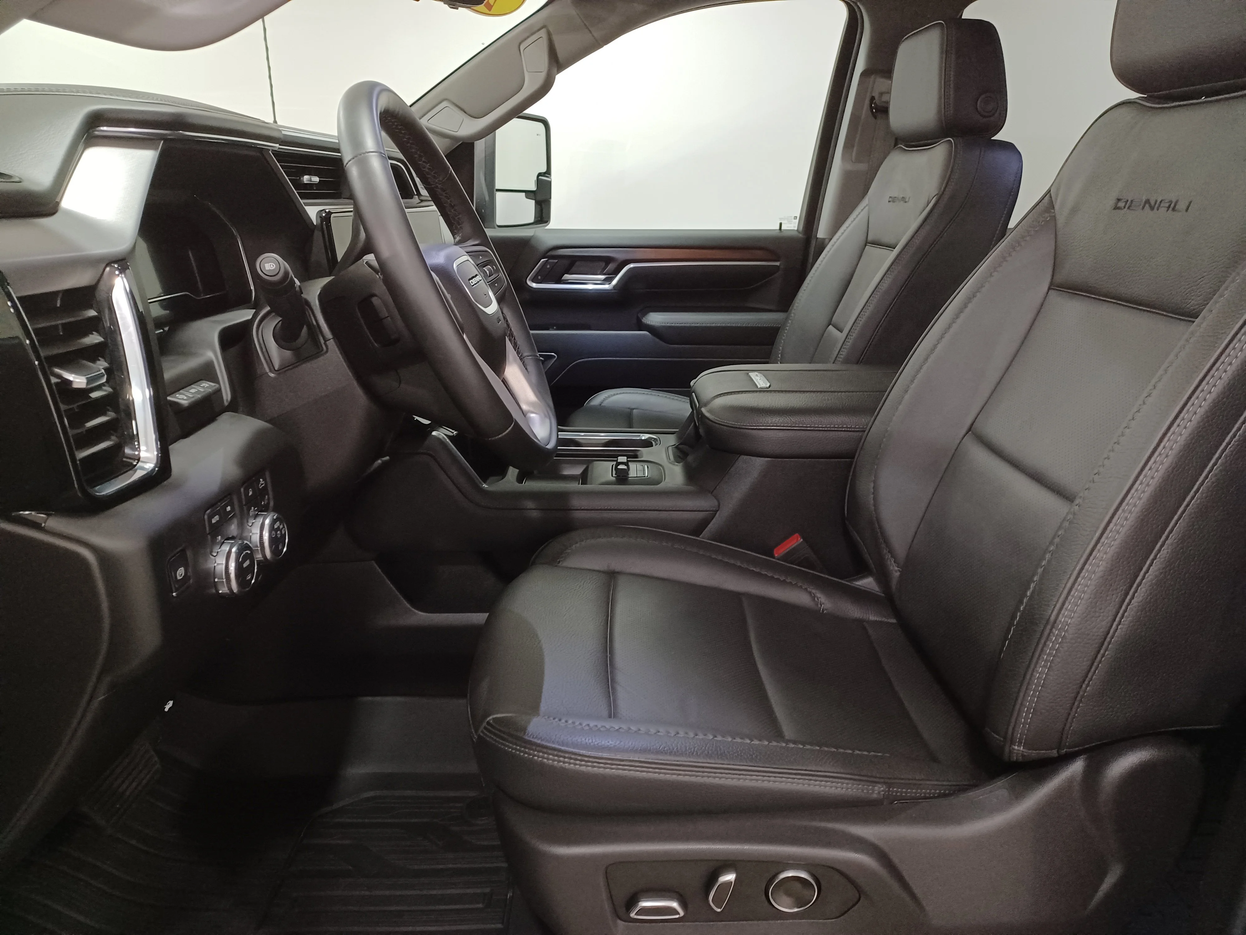 Certified Used 2025 White Frost Tricoat GMC Denali 4WD*No Lux Tax | 6.6L Duramax Diesel | Adapt Cruise | Remote Start | Cooled Leather | Tow Pkg image 10