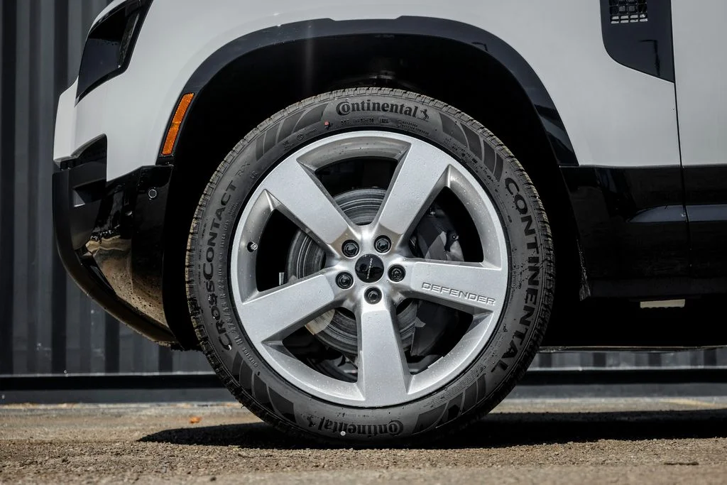 New 2026 Fuji White Land Rover X-Dynamic SE image 4