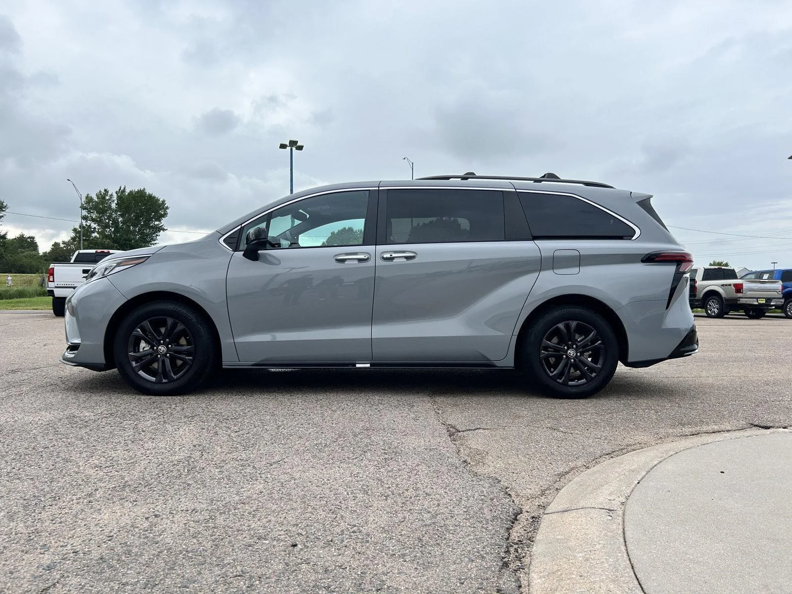 Used 2024  Toyota XSE image 4