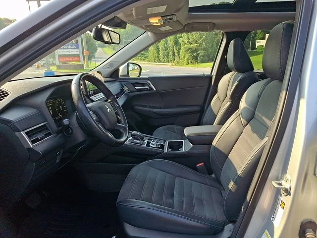 Used 2022  Mitsubishi  image 13