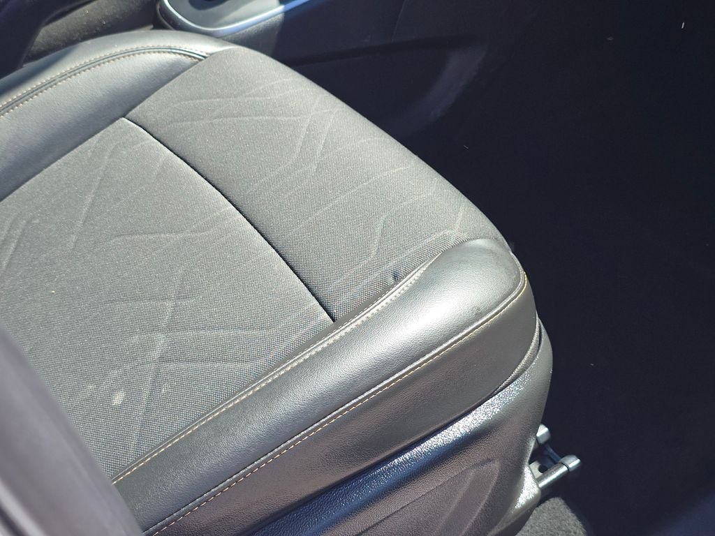 Used 2022 White Chevrolet LT image 28