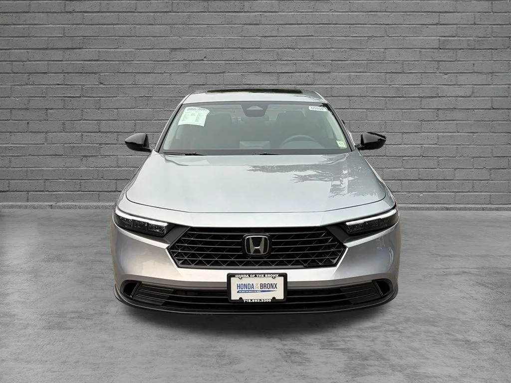 Certified Used 2025 Solar Silver Metallic Honda SE image 20