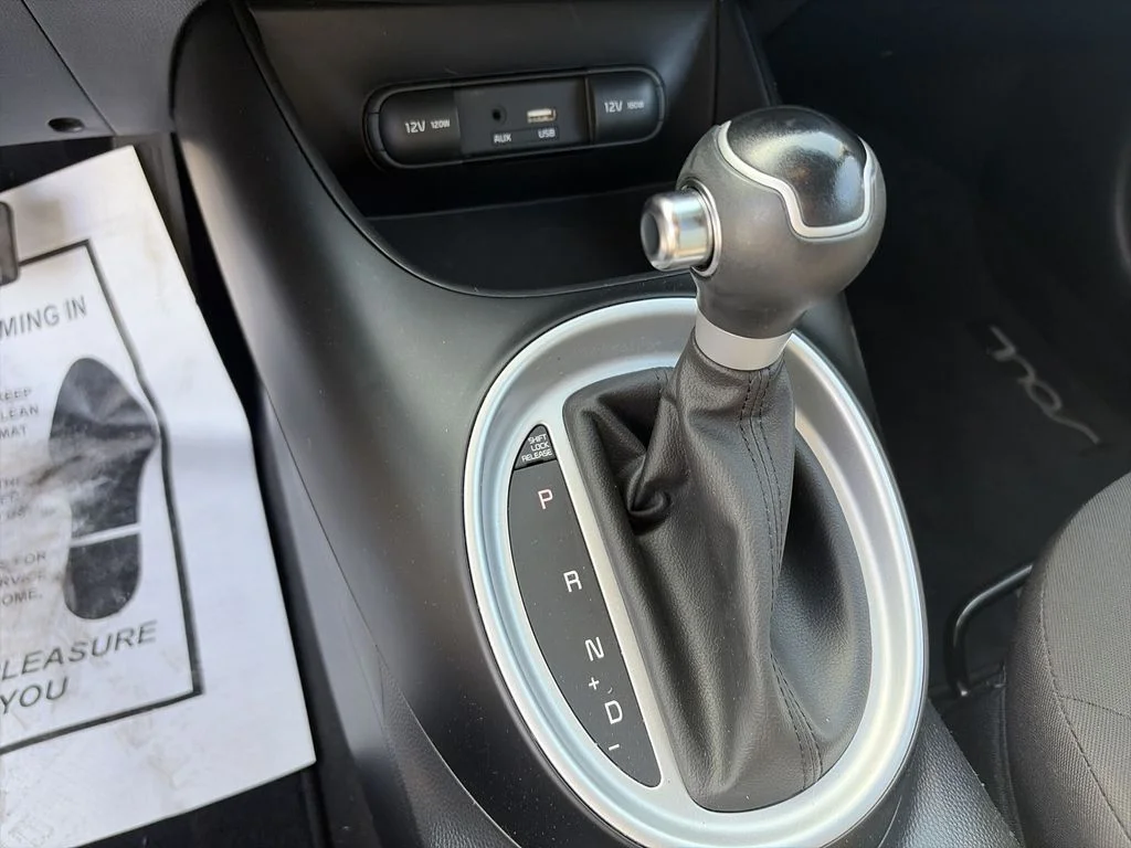 Used 2018 White Kia Base image 22