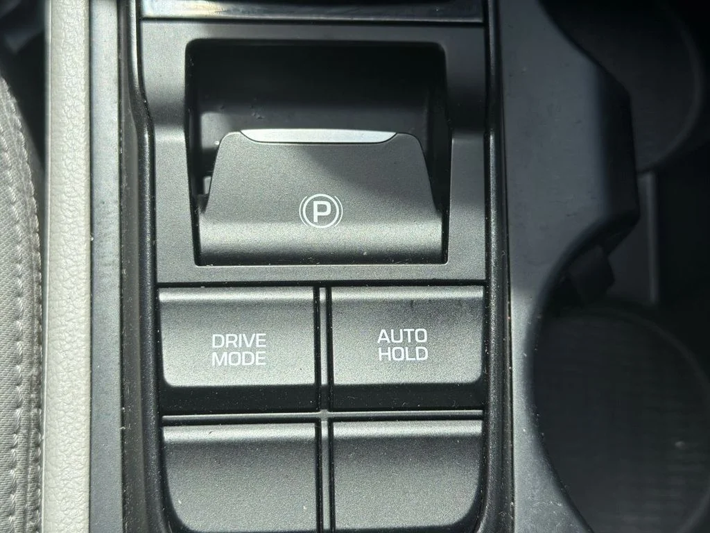 Used 2020 Silver Hyundai SE image 18