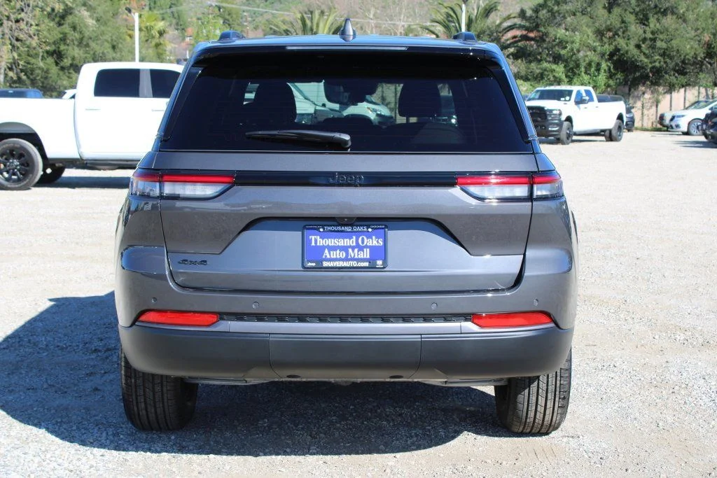 New 2026 Baltic Gray Metallic Clear-Coat Exterior Paint Jeep Laredo image 5