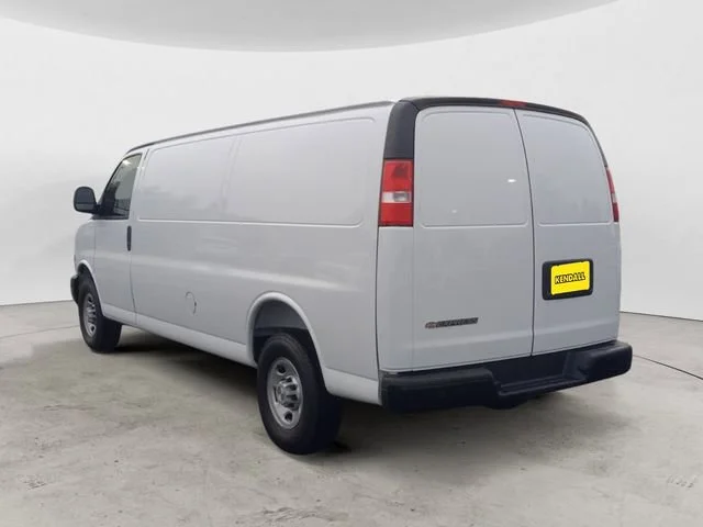 New 2025 Summit White Chevrolet WT image 3